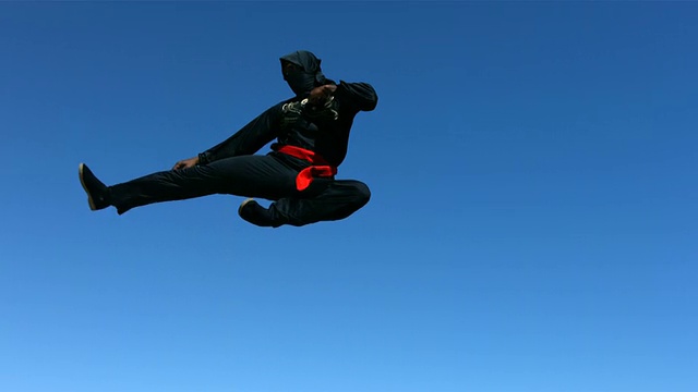 忍者在空中跳跃，慢动作视频下载