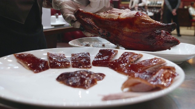 北京烤鸭——中国菜。视频素材