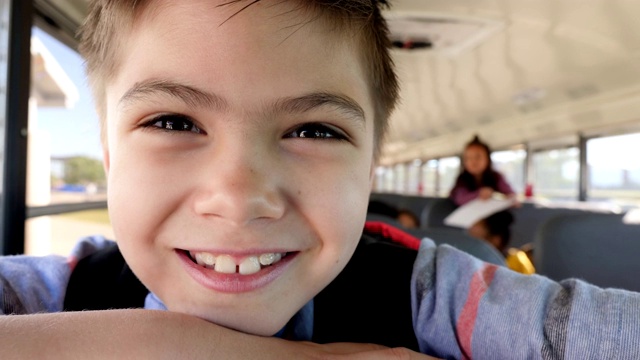 兴奋的小男孩在校车上视频素材