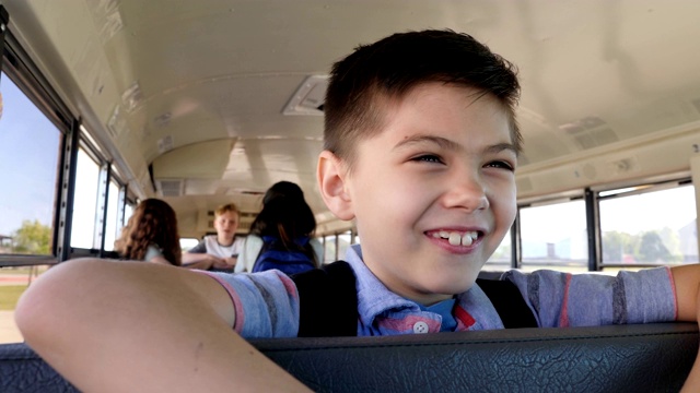 快乐的小学生在校车上视频素材
