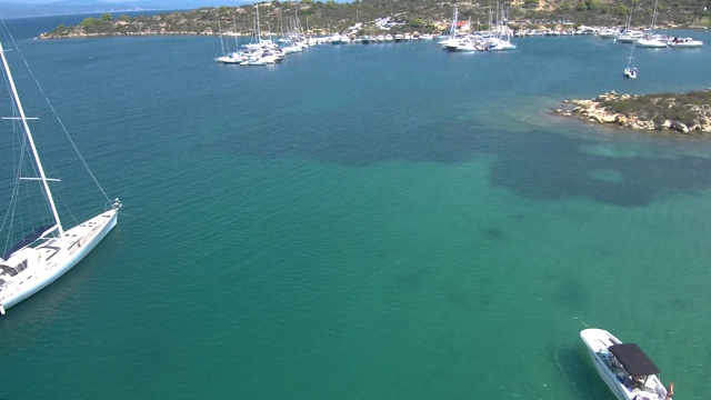 鸟瞰图绿松石海与游艇码头在帕纳吉亚湾在哈尔基迪基希腊视频素材