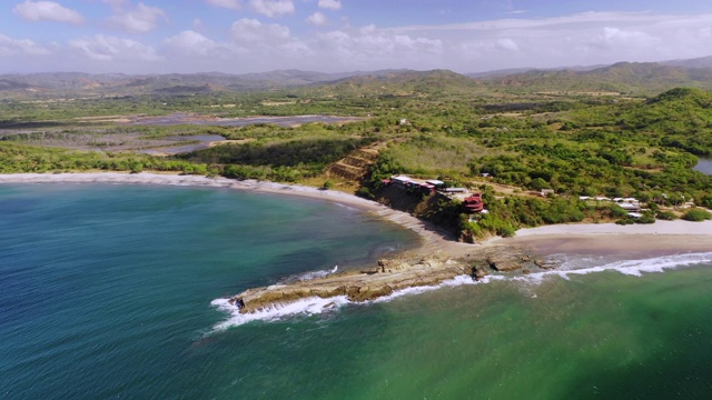 左图:尼加拉瓜埃尔·吉甘特的岩石海岸，覆盖平原和丘陵的绿色森林视频下载
