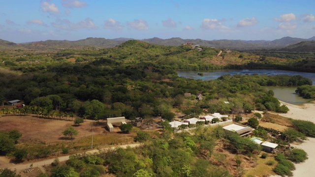 空中向前:树覆盖的山丘和平原与云投阴影-埃尔吉甘特，尼加拉瓜视频素材