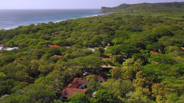 右图:尼加拉瓜埃尔·吉甘特，广阔的蓝色海洋，海岸上的树木覆盖平原视频素材
