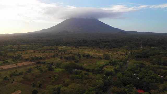 空中向前:火山与烟雾覆盖顶部绿色山谷-梅特佩，尼加拉瓜视频下载