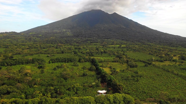 空中向前:火山在绿色山谷与烟上方-梅特佩，尼加拉瓜视频下载