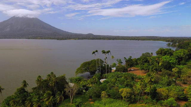 空中向前:树在海洋边缘与火山，烟在对面-梅特佩，尼加拉瓜视频下载