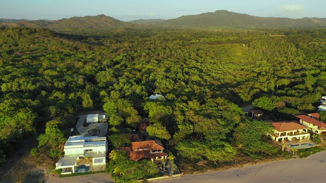 空中出口:美丽的，树覆盖的山谷在傍晚的太阳- El Gigante，尼加拉瓜海岸视频下载