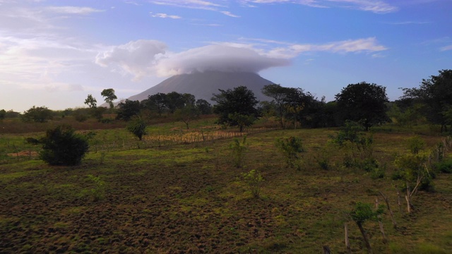 空中前进/上升:火山在绿色山谷与烟雾之上-梅特佩，尼加拉瓜视频下载