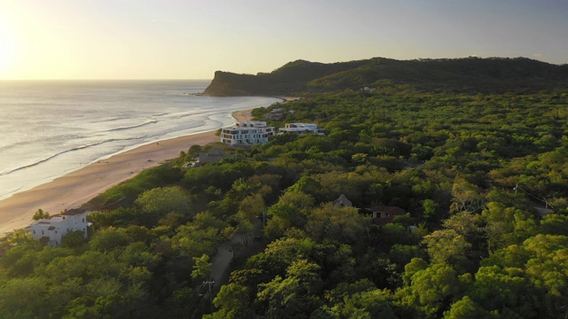 空中向前:美丽的，树木覆盖的山谷在日落的海洋和海岸- El Gigante，尼加拉瓜视频素材