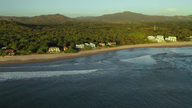 航拍右图:尼加拉瓜埃尔·吉甘特海岸，夕阳下的树林覆盖的甜美山谷视频素材
