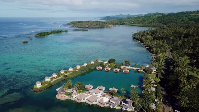热带森林水上建筑的空中俯瞰——瓦努阿岛，斐济视频下载