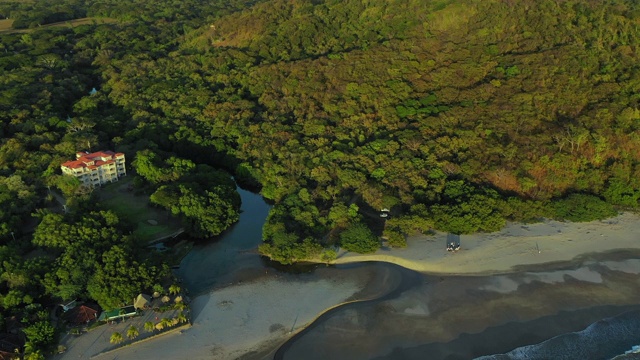 空中右/前方:尼加拉瓜埃尔吉甘特海岸，夕阳下的树覆盖山谷视频素材