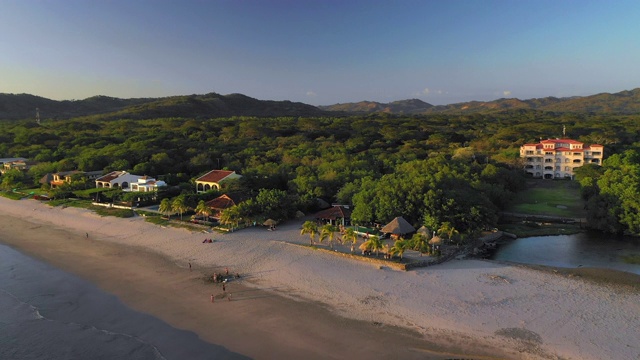 空中向前:被房屋覆盖的森林平原上的海浪- El Gigante，尼加拉瓜视频素材