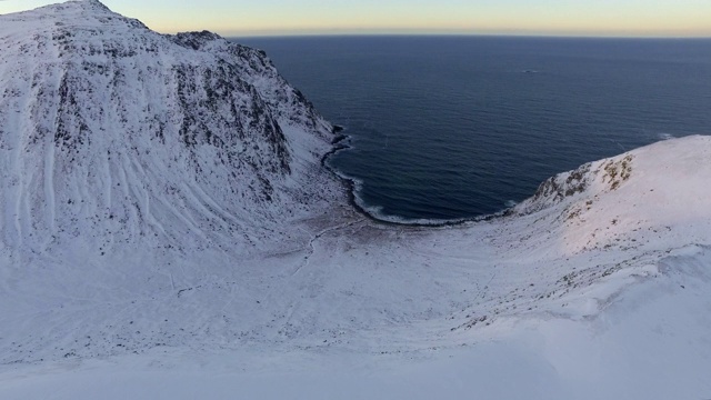 空中向前:挪威罗弗敦神奇水域的寒冷海岸——挪威罗弗敦视频下载