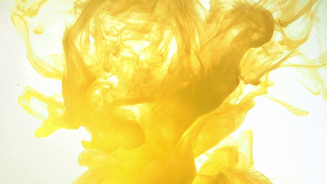黄色的丙烯酸云在液体中移动，近景。模糊的背景。视频素材