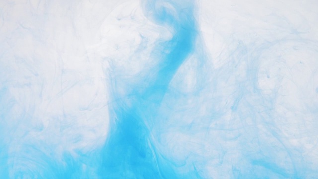 蓝色油漆在水里。抽象的背景。近景。一滴蓝色的墨水溶于水，抽象的图案。视频素材