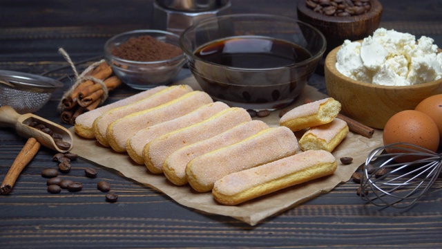 提拉米苏蛋糕烹饪- Savoiardi手指饼干，奶酪和咖啡视频下载