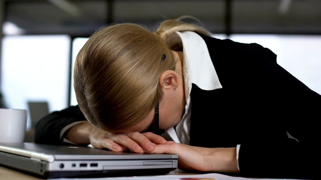 女员工讨厌在笔记本电脑上工作，工作压力大，精神崩溃视频下载