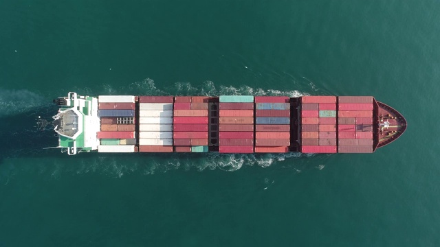 航拍俯视图集装箱船在海上用于物流、海运、进出口或运输。视频下载