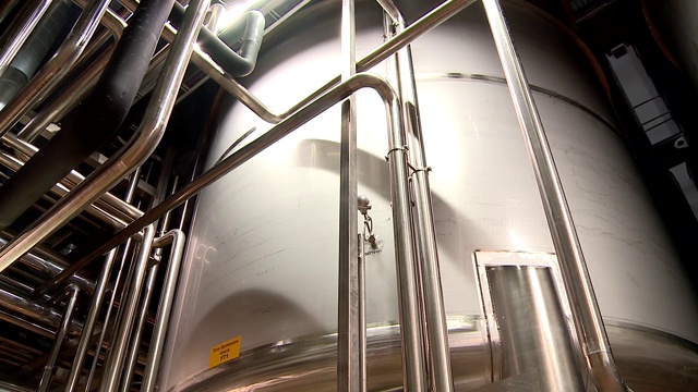 啤酒厂里装着啤酒的水箱视频素材