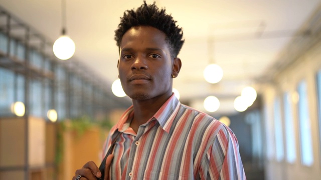非洲商人在现代创业公司的肖像视频素材