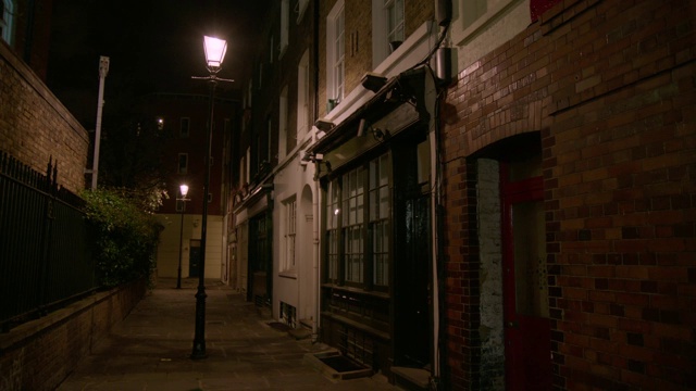 晚上的小巷，还有老式的灯柱视频下载
