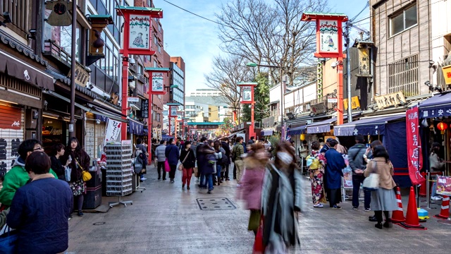 日本人和游客在东京浅草寺附近的一条小巷里散步，享受自己的时光视频素材