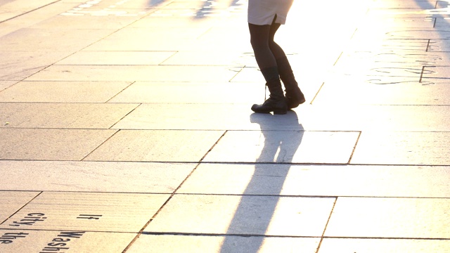 4k镜头场景特写女子舞蹈的腿在自由广场，宾夕法尼亚州，华盛顿特区，美国，美国风格和音乐传统概念视频素材