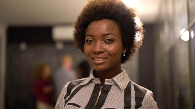非洲女商人在现代创业公司的肖像视频下载