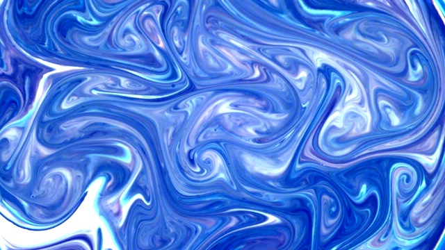 混合液体。蓝色和白色创造漩涡图案视频下载