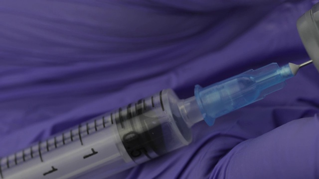医生将疫苗装入注射器，准备给病人注射视频素材