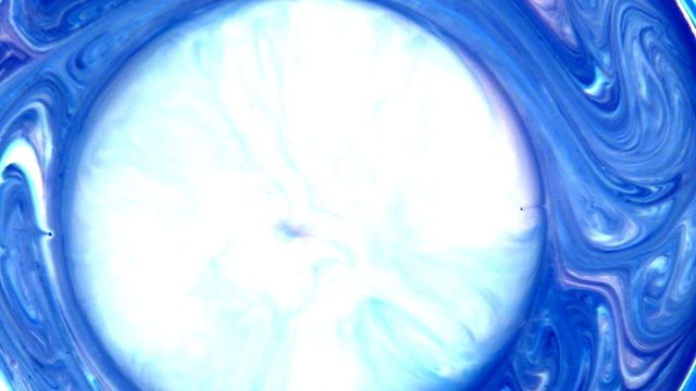 混合液体。蓝色和白色创造漩涡图案视频素材