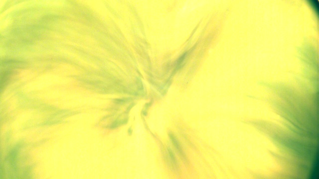 混合液体。黄色和绿色充满活力视频素材