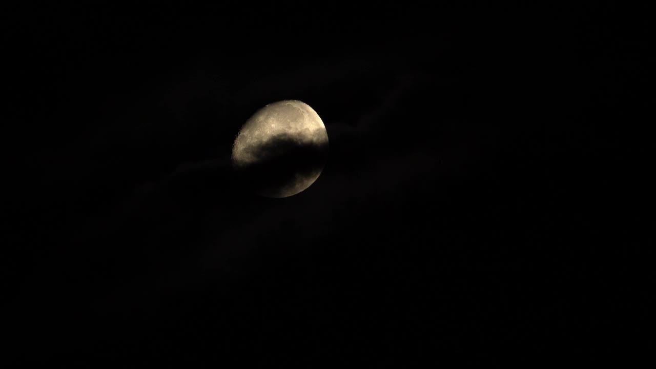 夜晚的满月在流云后面视频素材