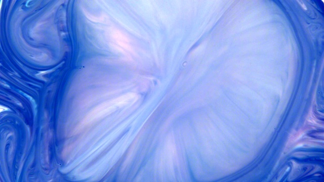 混合液体。蓝色、粉色和白色形成漩涡图案视频素材