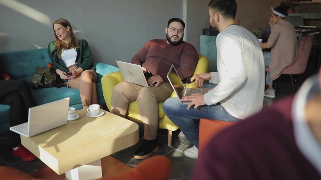 现代人坐在网吧喝咖啡休息视频素材