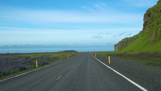 在冰岛南部的乡村道路上行驶的汽车司机POV的FPV。视频下载