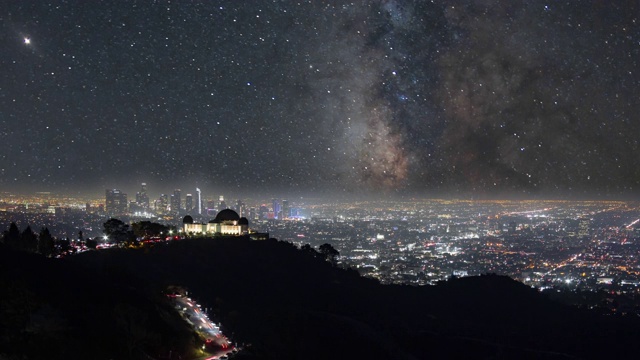 洛杉矶格里菲斯天文台上空的夜空银河系视频素材