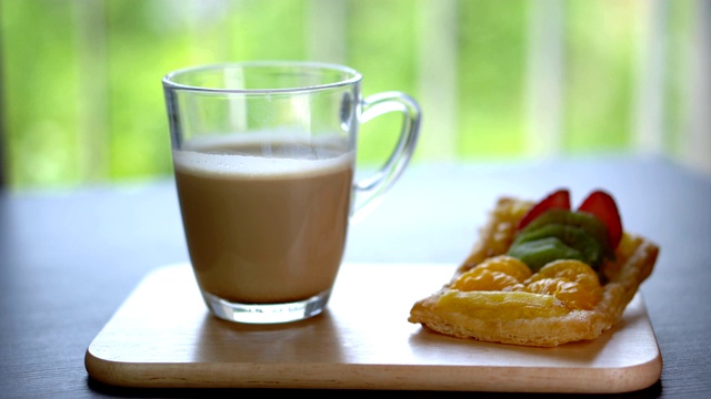 在餐厅用木托盘提供咖啡、牛奶和水果糕点视频素材