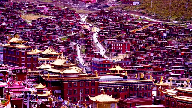 时光流逝:中国四川，山谷中的红色村庄，叫做色达视频下载