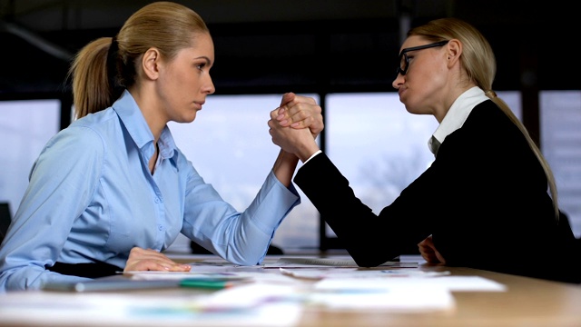两个女商人在办公室里扳手腕，工作中竞争的概念视频下载