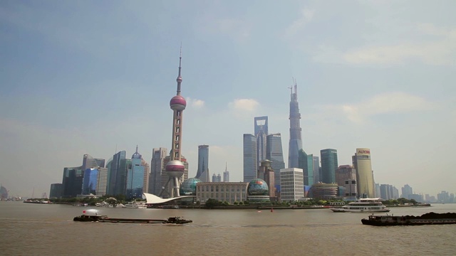 中国上海黄浦江上的游船。从外滩眺望视频素材