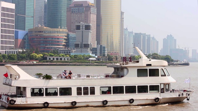 中国上海，船只穿过黄浦江。从外滩看过去。视频素材