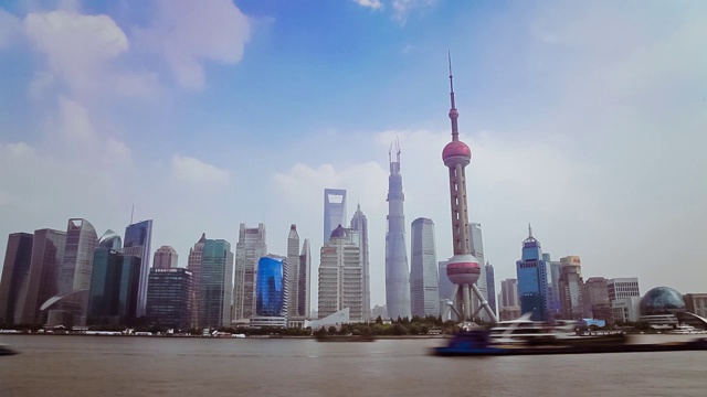 中国上海黄浦江上的游船。从外滩眺望视频素材