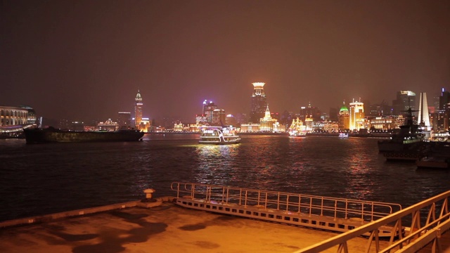 夜景浦东堤岸，灯火通明的游船在黄浦江上航行，视频素材