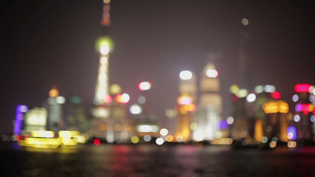 浦东堤岸的夜景，黄浦江上灯火通明的游船，视频素材