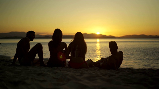 一群朋友在海滩上玩的剪影视频素材