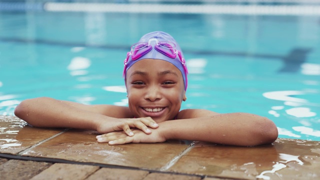 没有什么比游泳课更能促进积极的生活方式了视频下载