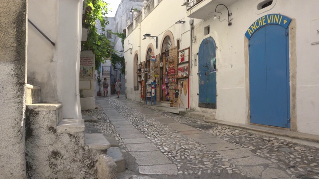 位于Peschici旧城的小巷，内有商店视频素材